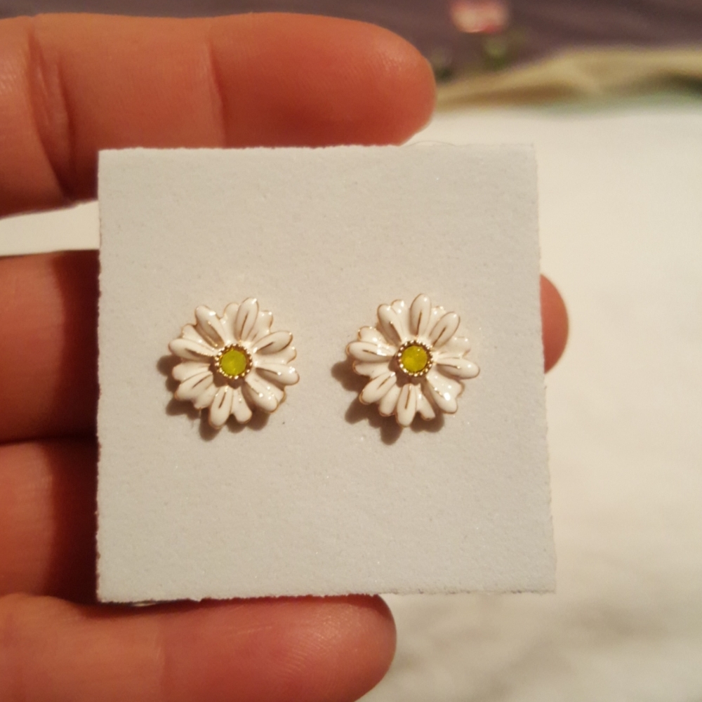 NWT daisy flower post earrings